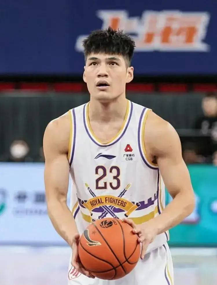 包含清晨广州队调整名单以备CBA常规赛，豪取连胜环节打磨，目标明确，资深球员宣示担当的词条